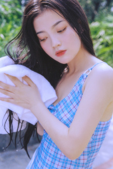美女扒开胸罩露出奶头的